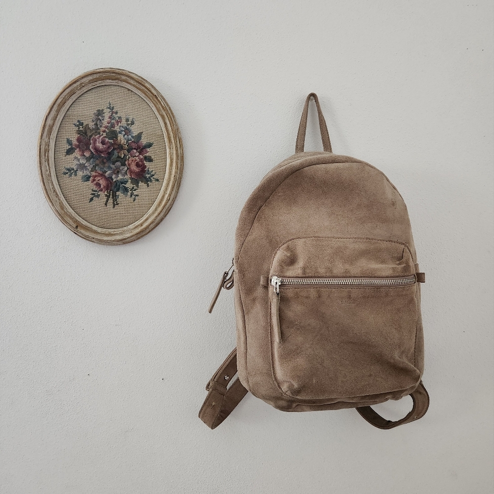 BAGGU • taupe suede backpack